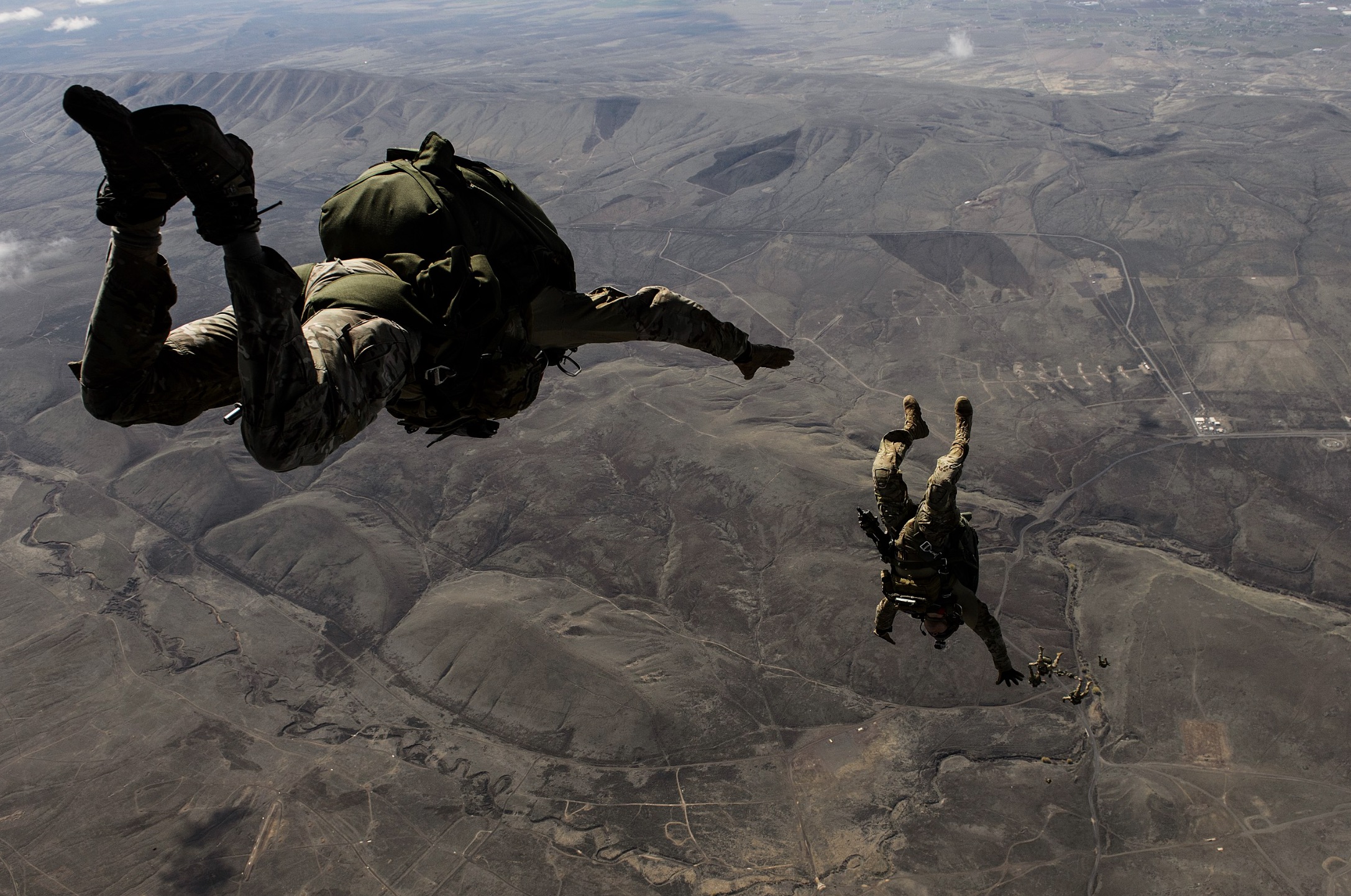 Soldiers from 1st Special Forces Group conduct high-altitude low-opening (HALO) jump over Yakima training center. 
